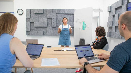 Collaborateurs travaillant en groupe